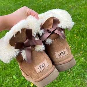 UGG Mini Bailey Bow II - Chestnut color. Size Women’s 9